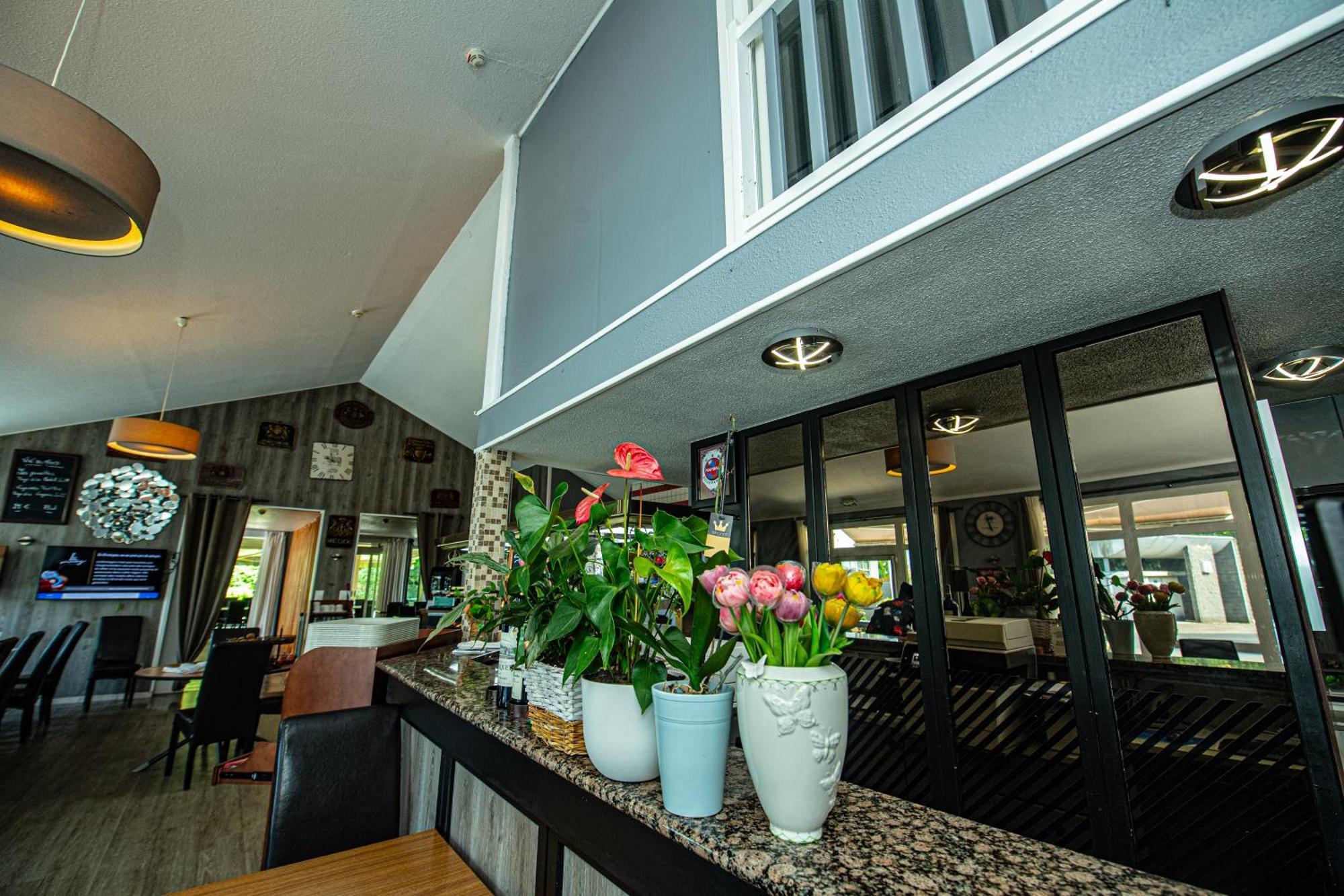 Logis Hotel - Le Relais Du Parisis Вильпаризи Экстерьер фото